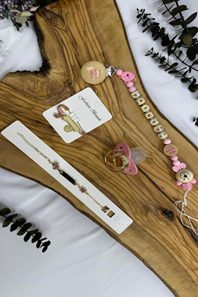 Serap Yılmaz Sahi Isimli Bebek Pembe Silikon Emzik Zinciri Ve Yaka Iğneli Künye Seti 0475 (0-6 AY)