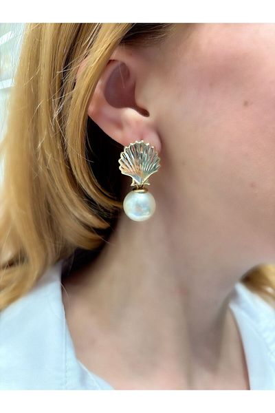 Jerie Gold Oyster Serrated Plate Pearl Detailed Earrings