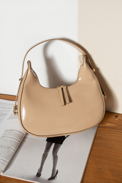 thegirlhouse حقيبة كتف نسائية من الجلد اللامع بحزام قابل للتعديل مع نظام قفل ...