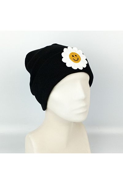 woodycord Smiling Face Daisy Figure on Black Knitwear Beret