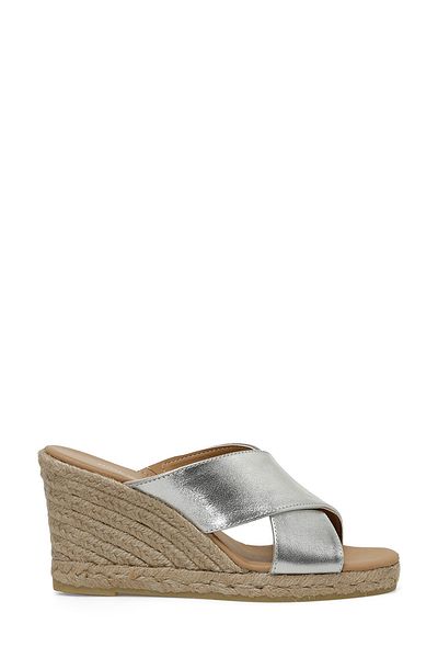 Nine West شبشب نسائي بكعب عريض من Upenza 4fx باللون الفضي