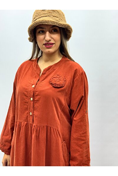 İTALYAN BUTİK İTALYAN GÜL DETAYLI YARI PATLI CEPLİ İNCE FİTİLLİ KADİFE ELBİSE