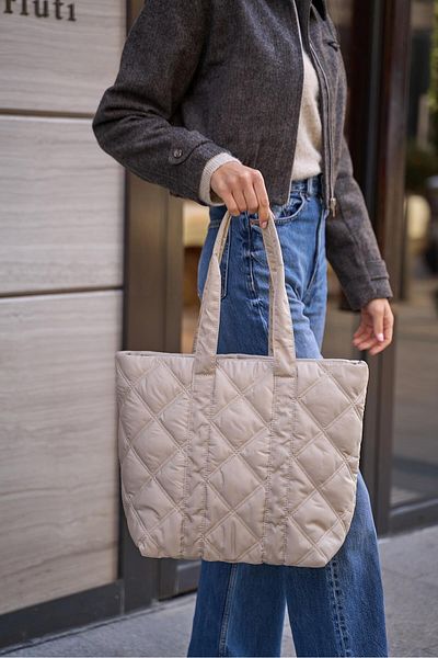 Madamra Nerzfarbene Damen-Pufftasche mit Steppmuster