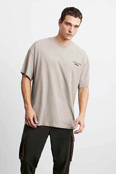 GRIMELANGE Ανδρικό μπλουζάκι Mark 100% οργανικό βαμβάκι με στάμπα μπροστά και πίσω με χοντρή υφή, μπεζ μπλουζάκι