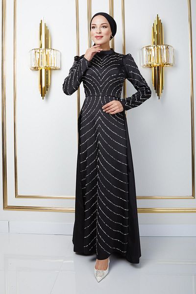 Olcay Satin-Abendkleid mit Steindetail und Umhang – SCHWARZ 1674