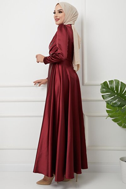 Olcay Szatén estélyi ruha fodros és kőrészlettel az elején Claret Red 1596