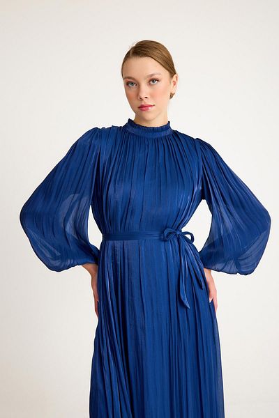 Olcay Indigo 4921-E – Plissee-Kristall-Chiffon-Kleid, Ballonärmel