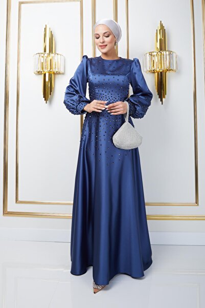 Olcay Saténové večerní šaty s detailem rozloženého kamene vpředu a na rukávech K. INDİGO 1658