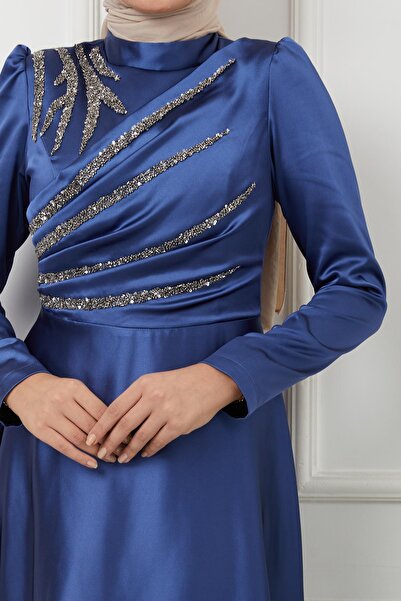 Olcay Szatén estélyi ruha fodros és kőrészlettel az elején INDİGO 1596