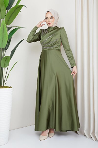 Olcay Σατέν βραδινό φόρεμα με φλάντζα και πέτρινη λεπτομέρεια στο μπροστινό μέρος ΑΝΟΙΧΤΟ ΠΡΑΣΙΝΟ 1596