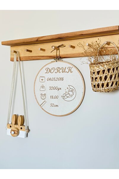 JUNİPERUS Kişiye Özel Nakışlı 25 cm Bebek Kapı Süsü isimli Kapı Süsü isimli D...