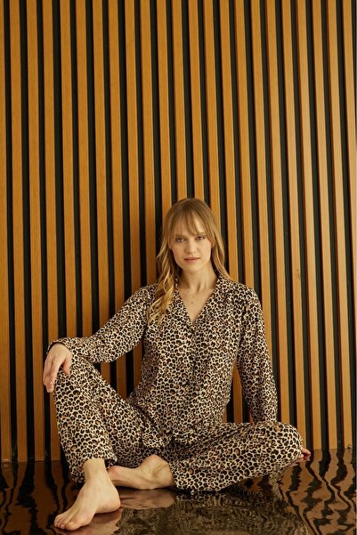 Pijamoni PİJAMONİ EKOSE BASKILI SÜET ÖNÜ DÜĞMELİ UZUN KOLLU KADIN PİJAMA TAKIMI 5660 -LEOPAR
