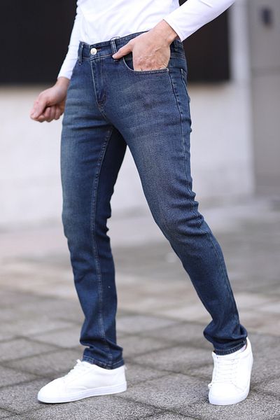 Trendyol Collection Dunkelblaue, reguläre Jeans-Jeanshose aus dehnbarem Stoff TMNSS25JE00001