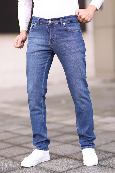 Trendyol Collection Mittelblaue, reguläre Jeans-Jeanshose aus dehnbarem Stoff TMNSS25JE00001
