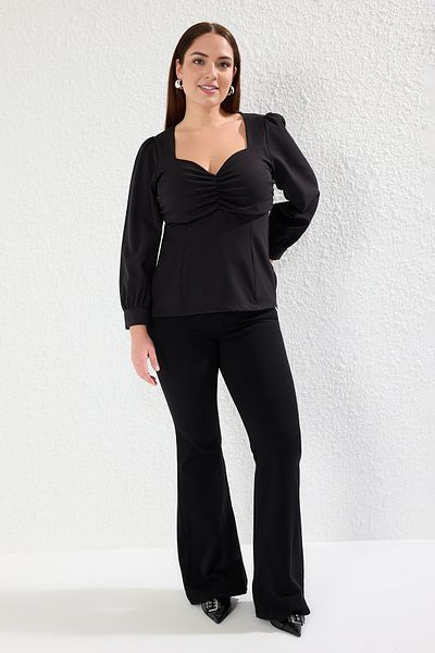 Trendyol Curve Schwarze, gewebte Finike-Bluse in Übergröße
