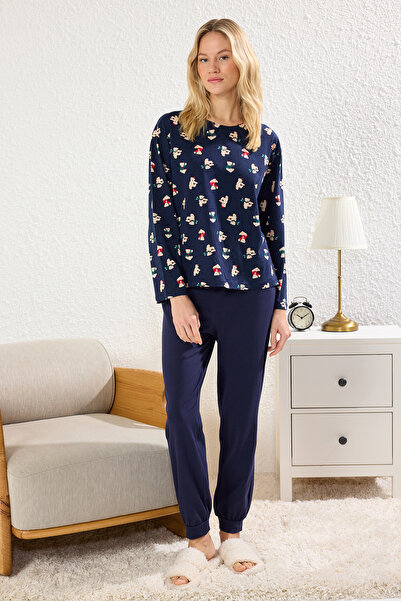 Trendyol Collection Set de pijamale tricotate cu tematică de iarnă pentru fem...