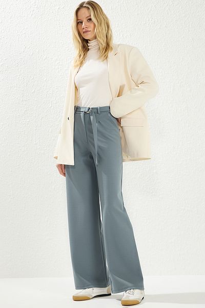 Trendyol Collection Intelligente Krepphose mit hoher Taille und weitem Bein – Hellanthrazit mit Gürtel, gestrickt, TWOSS23PL00330