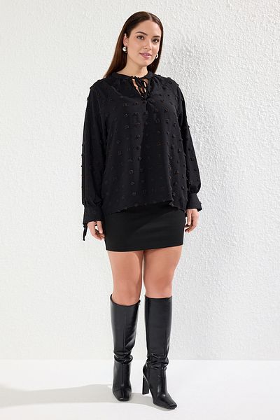 Trendyol Curve Schwarze, gewebte Plus-Size-Bluse mit Puffärmeln TBBAW25AF00049