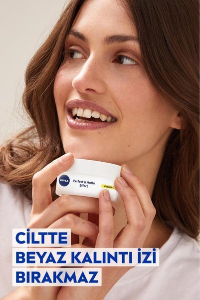 NIVEA كريم العناية النهاري للوجه بيرفكت مات 50 مل - فيتامين سي، لون البشرة المتساوي، مرطب