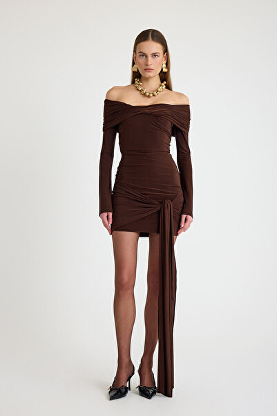 TARA COŞKUNTUNCEL Geniş yaka kuşak detaylı mini elbise