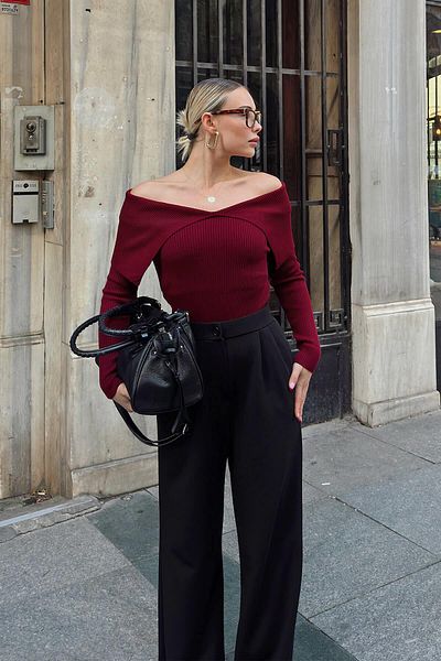 Swist Burgunderroter Adria Degaje-Kragen, schulterfreier Damen-Strickpullover