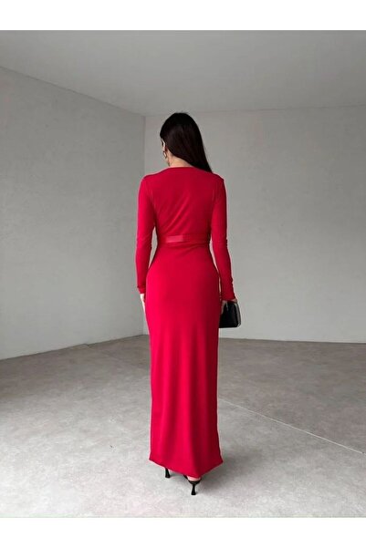 BUTİKKCE KIRMIZI ANVELOP KRUVAZE KEMERLİ YIRTMAÇLI ABİYE ELBİSE
