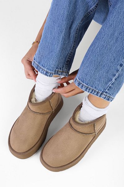 Shoeberry Uggys Nerzfarbene, kurze, flache Wildlederstiefel für Damen