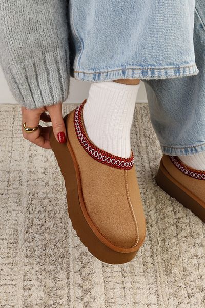 Shoeberry Uggps Damen Braun Pelzige Kurze Wildleder Flache Hausschuhe Tan Textil