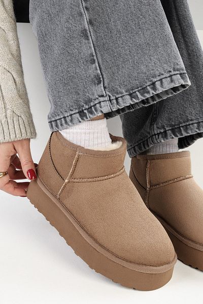 Shoeberry Uggys Nerzfarbene, kurze, flache Wildlederstiefel für Damen