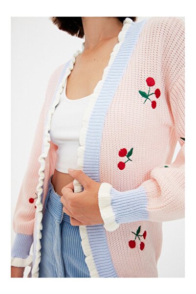 Namaste Vintage سترة صوفية مكشكشة بلون مسحوق مطرزة بالكرز