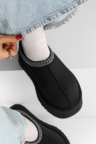 Shoeberry Damen Uggps Schwarze Pelzige Kurze Wildleder Flache Hausschuhe Schwarzes Textil