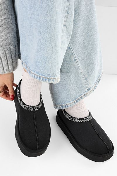 Shoeberry Damen Uggps Schwarze Pelzige Kurze Wildleder Flache Hausschuhe Schwarzes Textil