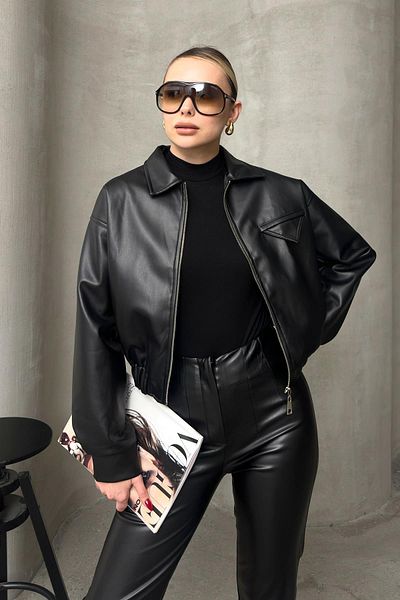 Olcay Kurze, gebogene Jacke in schwarzer Lederoptik – Hemdkragen 8250