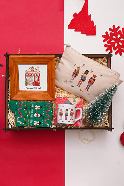 TrendHediye Yeni Yıl Yılbaşı Hediye Seti & Doğal Ahşap Çerçeve, Makyaj Çantası, Çorap, Fincan, Çam Ağacı,