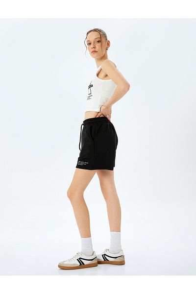 Koton Mini pantaloni scurți cu imprimeu cu slogan, cu șireturi în talie și detaliu de buzunar