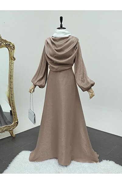 Modamorfo فستان سهرة باللون البيج بأكمام طويلة وذيل