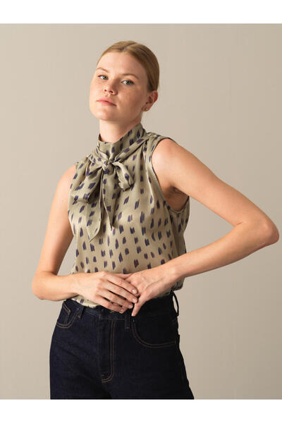 Xint Kadın Yeşil Formunu Koruyan Kolsuz İpeksi Saten Bluz