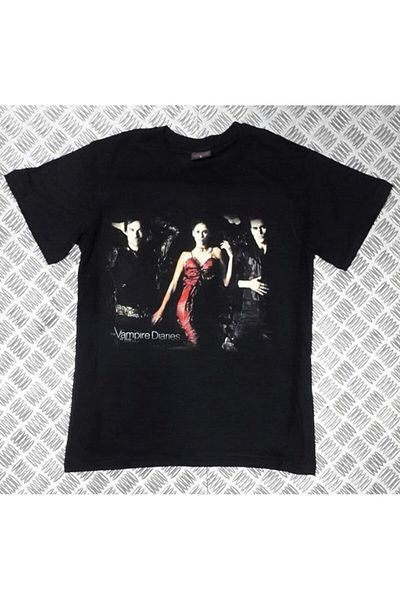 fame-stoned تي شيرت مطبوع عليه The Vampire Diaries