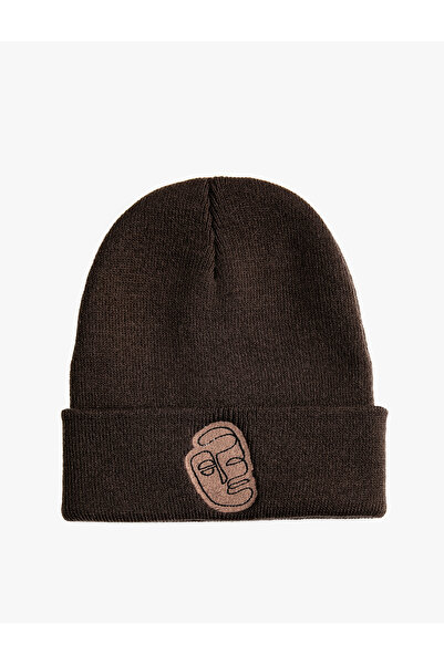 Koton قبعة محبوكة أساسية مع تفاصيل مطرزة وقابلة للطي