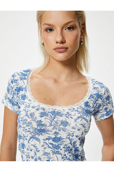 Koton Baumwoll-T-Shirt mit U-Ausschnitt und Blumendruck – kurze Ärmel und Spitzendetail