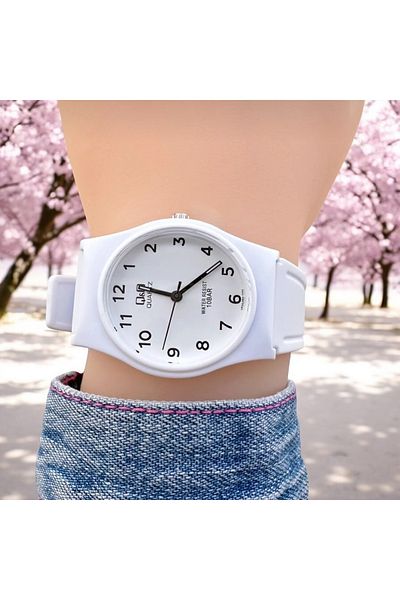 Q&Q Vp34j790y - Waterproof Young Girl Wristwatch with Silicone Cord