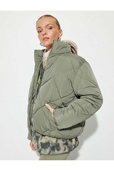 Koton Pufferjacke, gesteppt, kurzer Stehkragen, bequeme Passform, mit Taschen