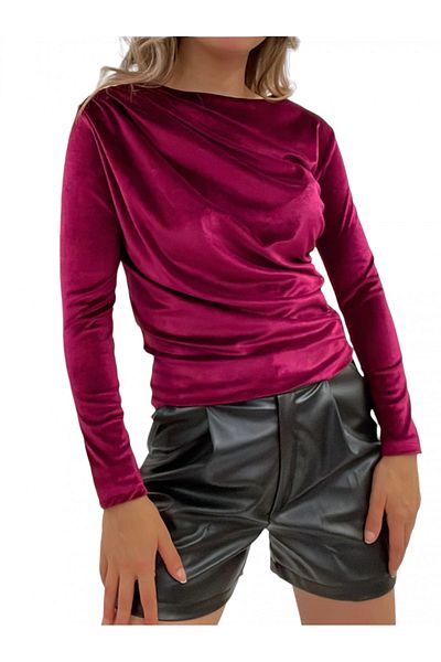 Modamorfo Bluse aus rotem Samt – seitlich geraffte und schulterfreie Falten