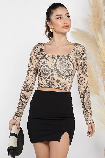 GÜLSELİ Γυναικεία μπλούζα Croptop με τετράγωνο γιακά με μπεζ σχέδιο