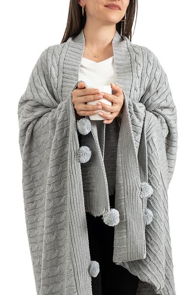 Sevim Pătură TV cu pompon gri deschis - șal pentru umeri și canapea - 130x170cm