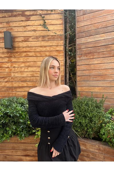 hazelin Women's Black Madonna Collar Plush Sweater Hzl25W-Zk10411