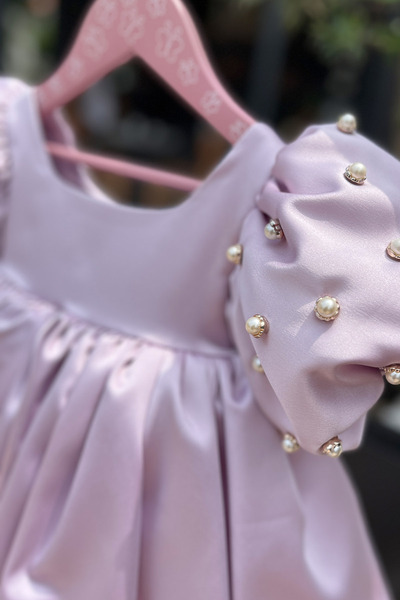 Bertuğ Bebek İncili Balon Kol Kız Çocuk Bebek Saten Lila Abiye Gelinlik Elbise