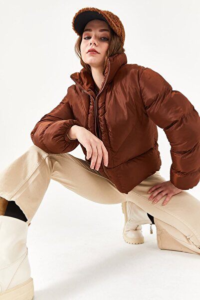 MİSS PERRY Дамско късо пухено яке в цвят кафе с изправен яка
