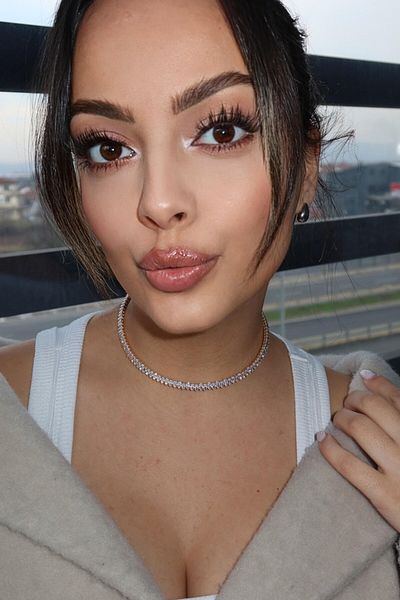 TAKIŞTIR قلادة Choker مع تفاصيل حجرية ذهبية اللون