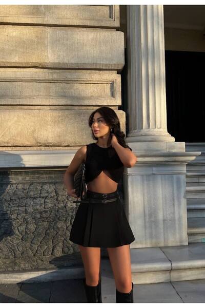 owwon Fusta mini scurtă detaliată cu centură neagră de damă cu pantaloni scurți plisați
